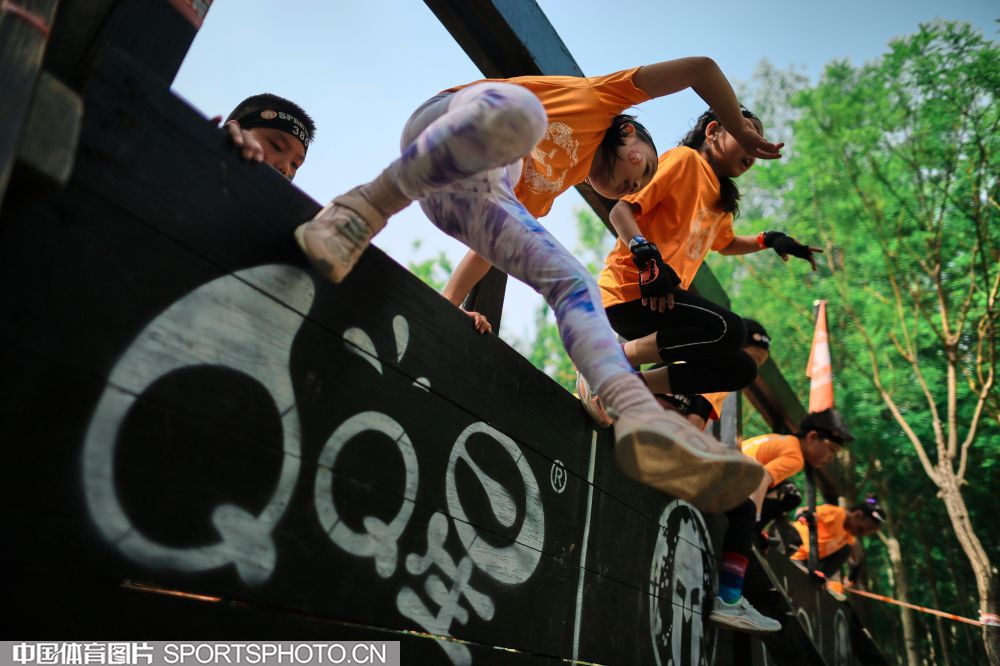 身材炸裂！王楚钦意外露出6块腹肌 现场女球迷齐声高喊：你最棒.